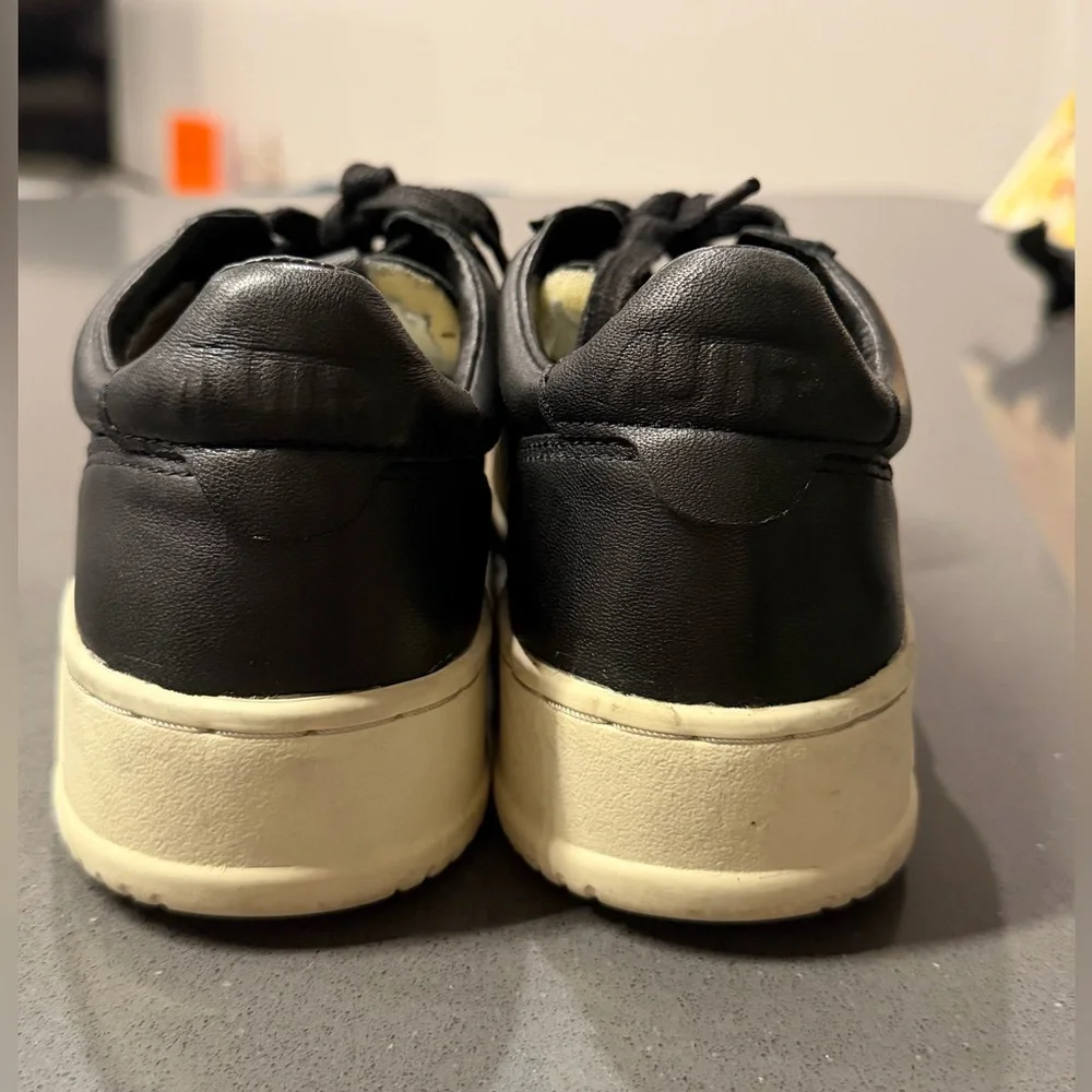 Autry Black Leather Medalist Low Sneakers in Super Soft Nappa Size 39 US 9 EUC